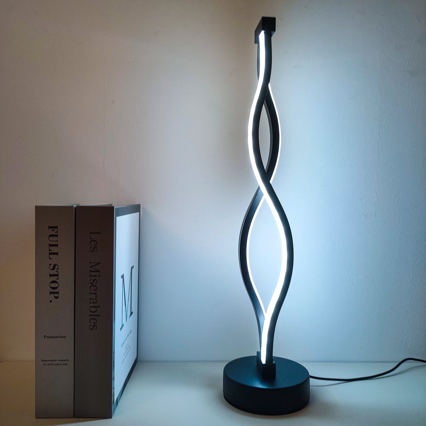 Lampe de chevet LED moderne, forme artistique, 2 options pour la luminosité