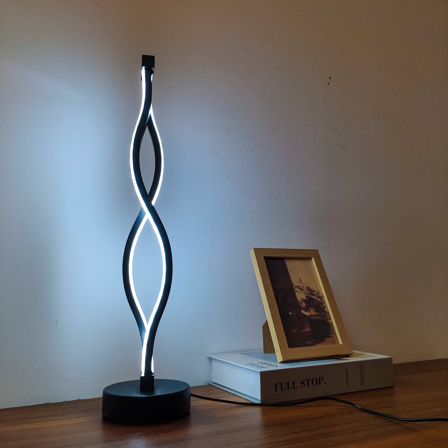 Lampe de chevet LED moderne, forme artistique, 2 options pour la luminosité